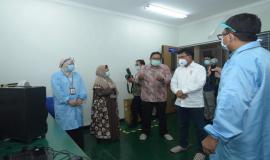 Salah satu staff BBPPT menjelaskan cara kerja di salah satu laboratorium kepada Menkominfo Johnny G Plate yang ditemani oleh Dirjen SDPPI Ismail, Jumat (13/11).
