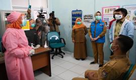 Salah satu staff Puskesmas Jurangmangu menjelaskan mengenai pendataan Vaksinasi Covid-19 kepada Menkominfo Johnny G Plate, Selasa (12/01/2021).