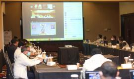 Dirjen SDPPI Ismail memberikan sambutan sekaligus membuka acara Bimbingan Teknis dengan tema “Pengawasan dan Pengendalian Penggunaan Spektrum Frekuensi Radio terhadap Implementasi Undang-undang Nomor 11 Tahun 2020 tentang Cipta Kerja” secara virtual di Bandung (08/02/2021).