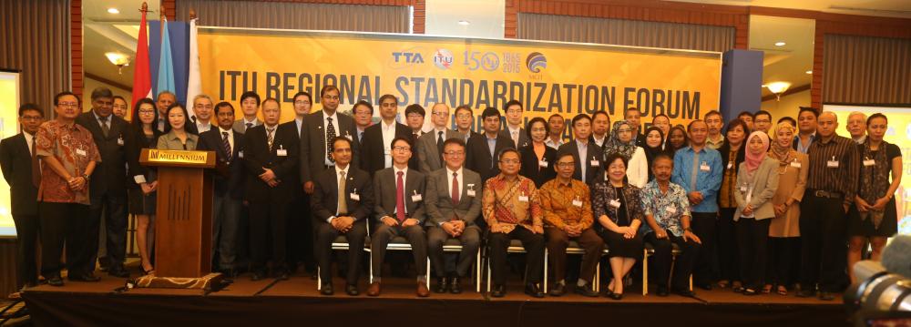 Muhammad Budi Setiawan, Dirjen SDPPI (Empat dari kiri) berfoto bersama dengan delegasi dari ITU dan peserta Regional Standardization Forum for Asia Pasific Region