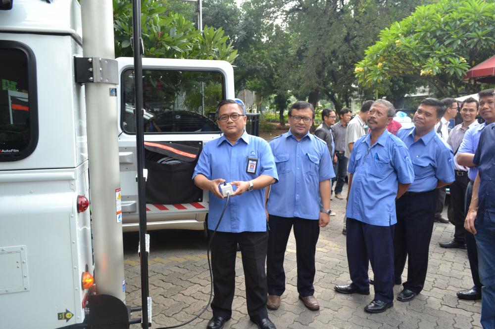 Direktur Jenderal SDPPI (kiri) mengoperasikan fungsi telescopic mast pada Station Monitoring Bergerak Direction Finding (DF) milik Balai Monitor Kelas I Jakarta