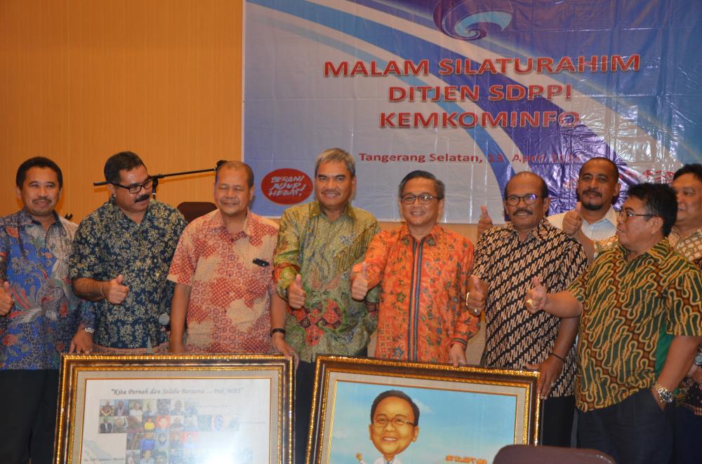 Dirjen SDPPI, Muhammad Budi Setiawan (lima dari kiri) menerima cintera mata sebagai kenang-kenangan akan purna tugasnya sebagai  Dirjen SDPPI per 1 April 2016