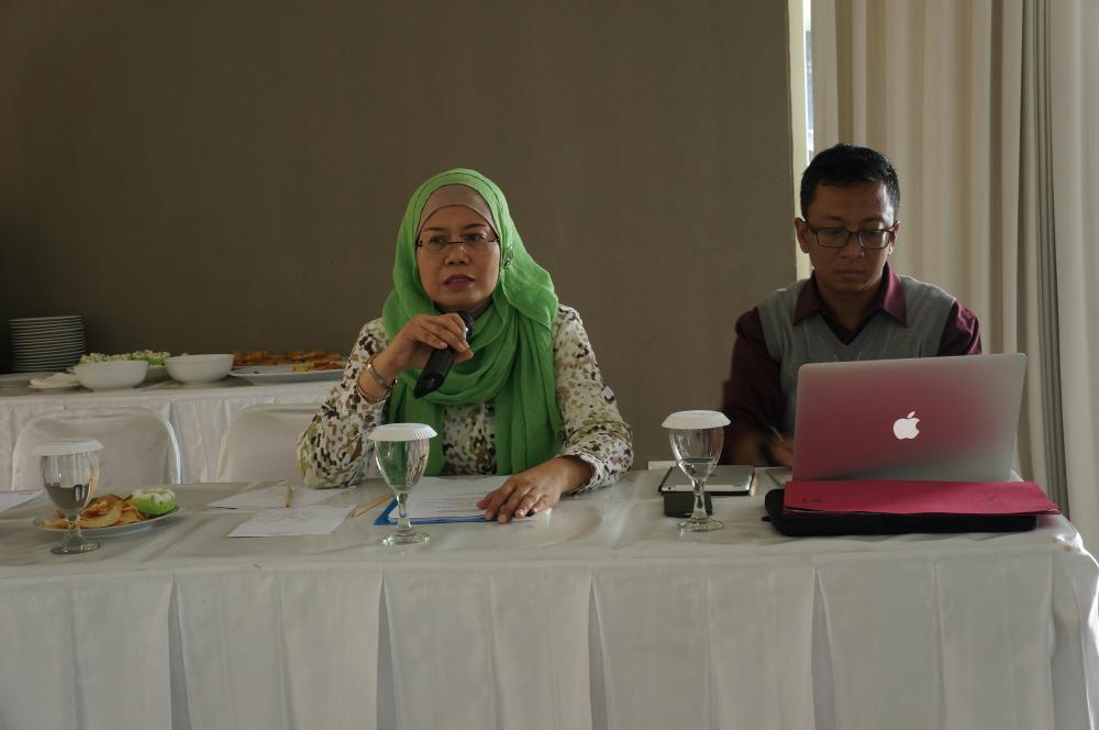 Ilustrasi: Kepala Bagian Penyusunan Program dan Pelaporan, Fidyah Ernawati meminpin rapat persiapan Lokakarya Ditjen SDPPI di Malang (28/4)