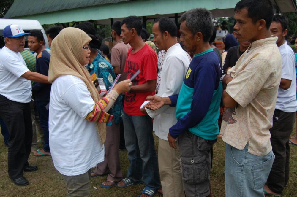 Ilustrasi: Keluarga Besar Postel menyerahkan bantuan kepada korban  banjir Garut, Jawa Barat (27/9). Kegiatan Bhakti Soisal tersebut merupakan keperdulaian dari Komunitas Postel terhadap sesama yang penggalangan dananya dilakukan pada peringatan Hari Bhakti Postel yang Ke 71