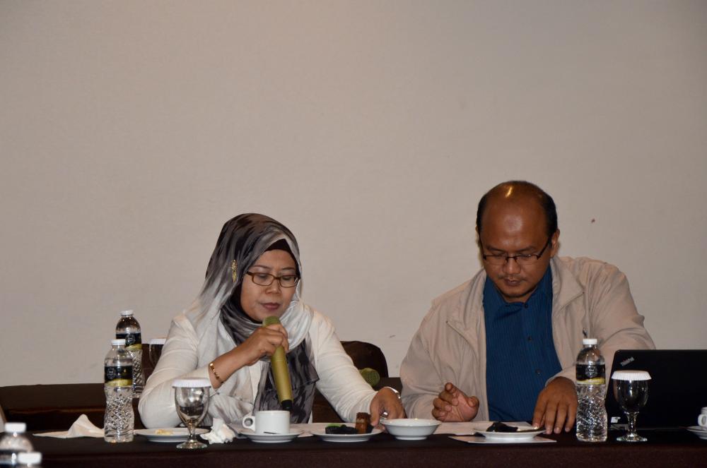 Ilustrasi: Kepala Bagian Perencanaan Program dan Pelaporan Ditjen SDPPI Fidyah Ernawati (kiri) didampingi Kasubag Evaluasi dan Peelaporan, Hendra Santoso (kanan) saat membuka rapat penyusunan laporan tahunan 2016 Ditjen Sdppi di Bogor. (26/1)