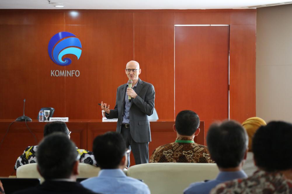 Ilustrasi: Senior Consultan For Strategic Ericson, Mr, Joe GRANT saat menjelaskan mengenai penerapan Internet of Things pada Workshop tentang 5G dan Internet of Things (IoT). kegiatan tersebut diselenggrakan di Gd. Menara Merdeka Jl. Budi Kemuliaan II Gambir-Jakarta (30/3)
