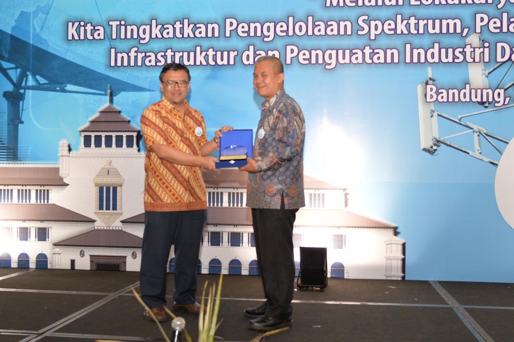 Anggota Komite Regulasi Telekomunikasi, Badan Regulasi Telekomunikasi Indonesia (KRT-BRTI) Agung Harsoyo (kanan) menerima plakat sebagai pembicara pada lokakarya Ditjen SDPPI 2017 yang diserahkan oleh Direktur Pengendalian, Dwi Handoko (kiri). (26/4)