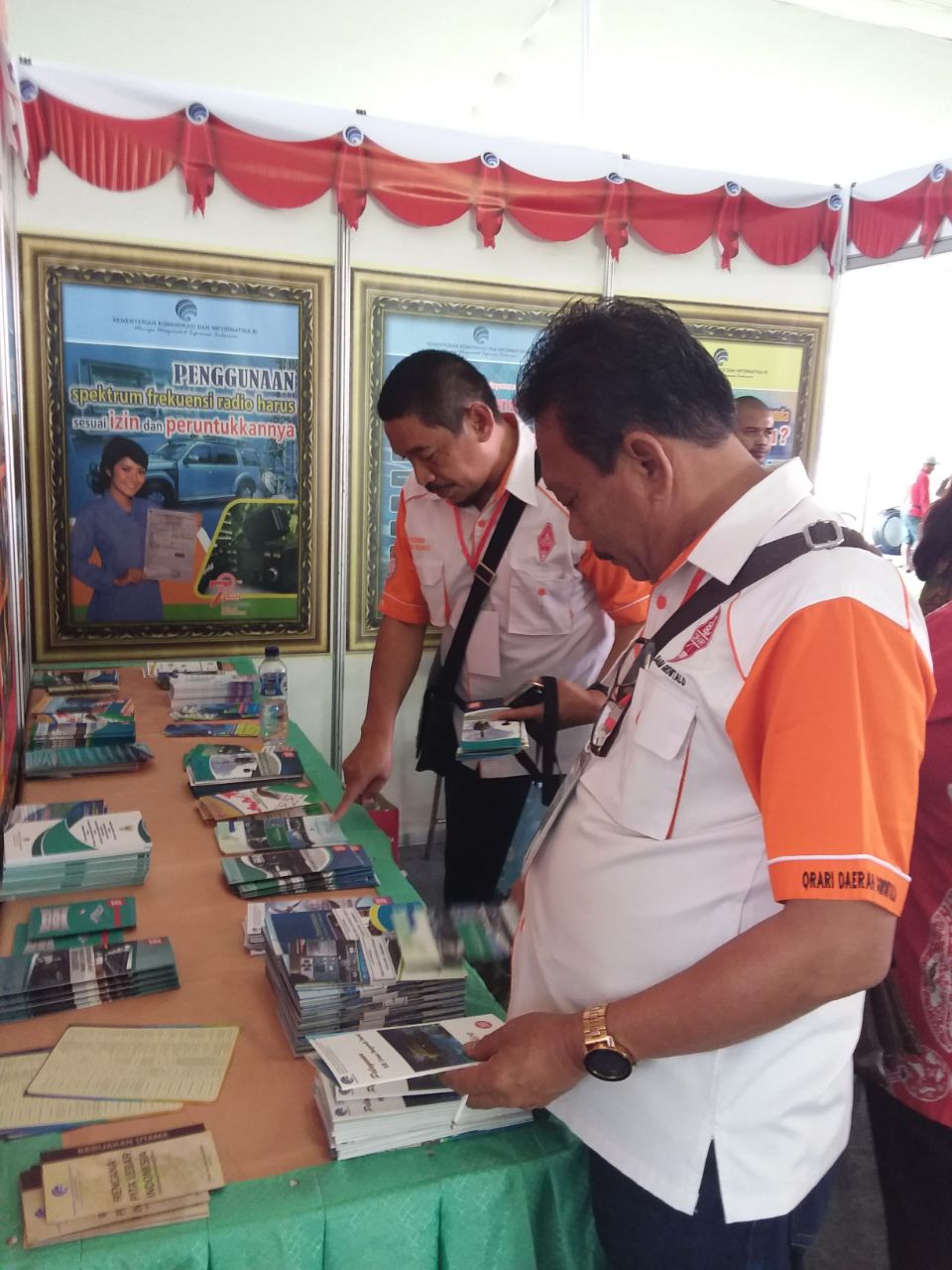 Ilustrasi: Pengunjung Stand Kementerian Kominfo menyimak informasi yang disajikan melalui brosur-brosur