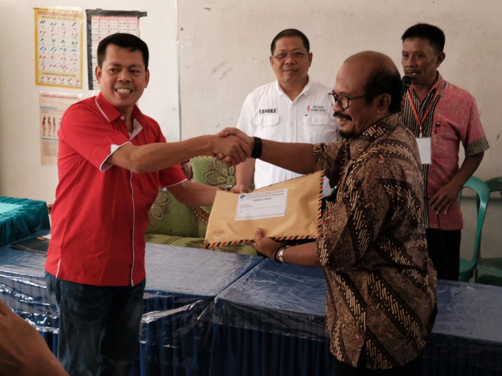 Ilustrasi: Ka. UPT Monitor SFR Makassar Dystiawan Dwi Rumboko dan  Kepala Seksi Sarana dan Pelayanan Abdul Salam melakukan serah terima soal ujian amatir radio