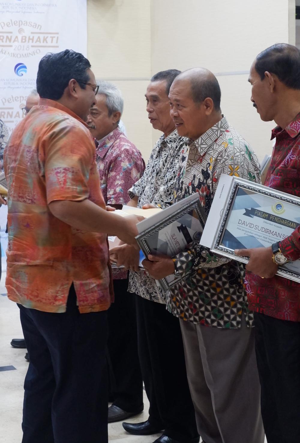 Dirjen SDPPI Ismail menyerhakan cenderamata kepada Ka UPT Yogyakarta Slamet Wibowo yang memasuki masa purnabhakti per 1 April 2018