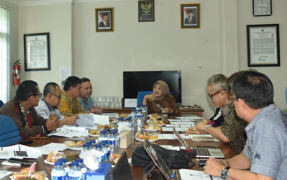 Sekretaris Jenderal Kementerian Komunikasi dan Informatika Farida Dwi Cahyarini (tengah) saat memimpin diskusi mengenai pengembangan dan pembangunan laboratorium Balai Besar Pengujian Perangkat Telekomunikasi di kantor BBPPT, Bintara, Bekasi, Jawa Barat, Kamis (5/4).