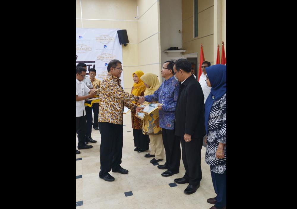 Ilustrasi: Menteri Komunikasi dan Informatika, Rudiantara menyampaikan ucapan terimakasih pada Hercules Tupal Sitorus (Mantan Kabalmon Kelas I Jakarta) yang memasuki masa Purnabakti, (30/4)