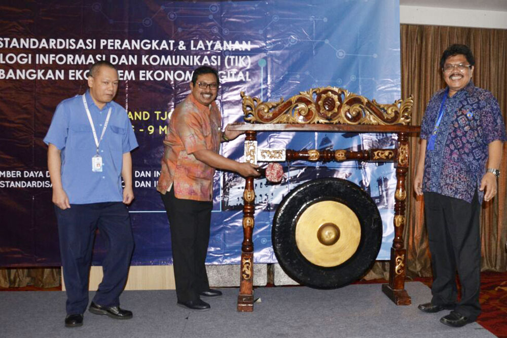 Dirjen SDPPI Ismail didampingi Direktur Standardisasi PPI Mochamad Hadiyana (kiri) membuka Forum Standardisasi Teknologi Informasi dan Komunukasi di Bandung, Jawa Barat, Rabu (9/5/2018).