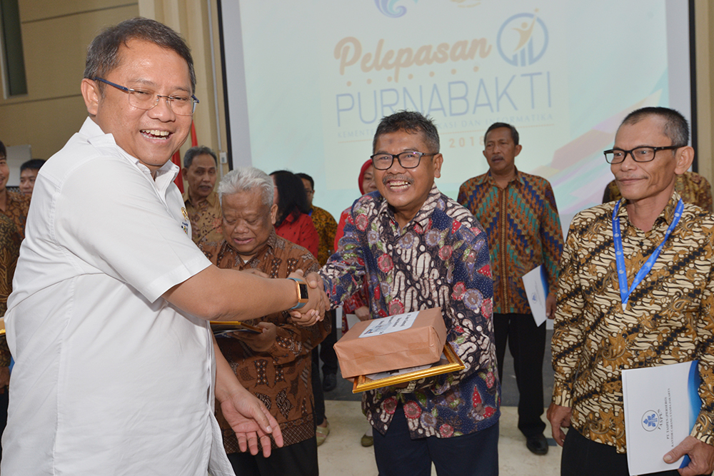 Menkominfo Rudiantara saat melepas 25 pegawai Kemkominfo yang memasuki masa purnabakti, di Ruang Serbaguna Roeslan Abdulgani Gedung Kemkominfo di Jakarta, Jumat (29/6/2018).