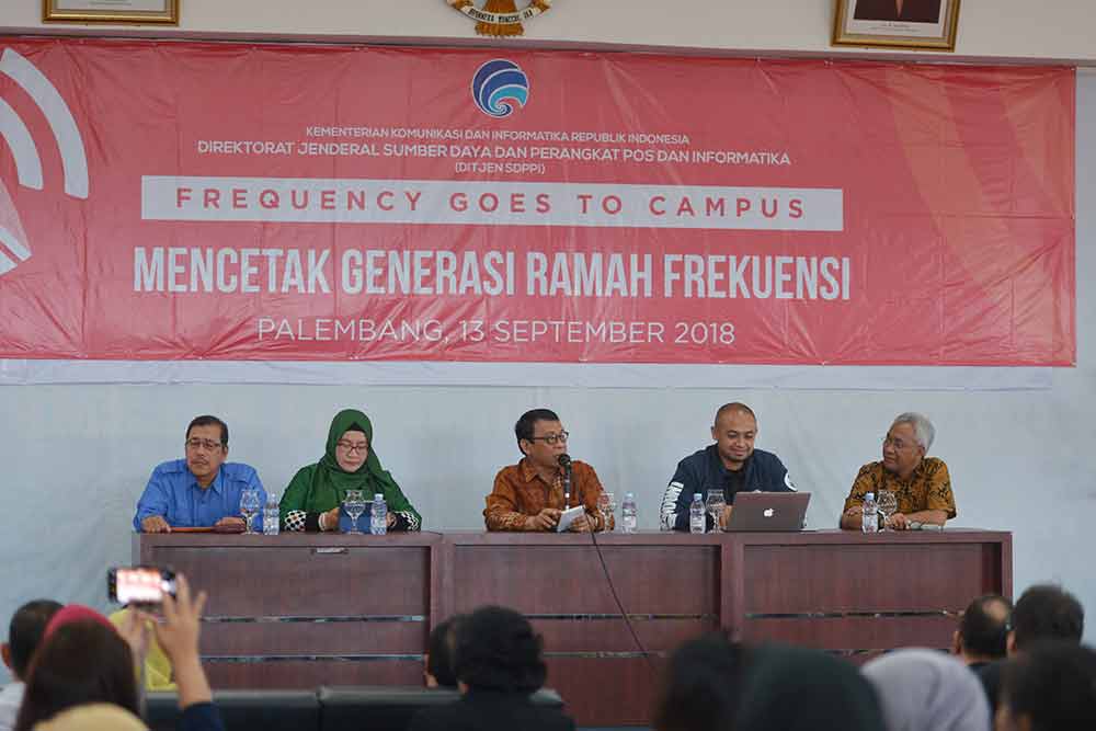 Ilustrasi: Sekretaris Ditjen SDPPI R. Susanto (tengah) didampingi para narasumber memberikan sambutan dalam Frequency Goes to Campus di Universitas Trinandi, Palembang, Sumsel, Kamis (13/9/2018).