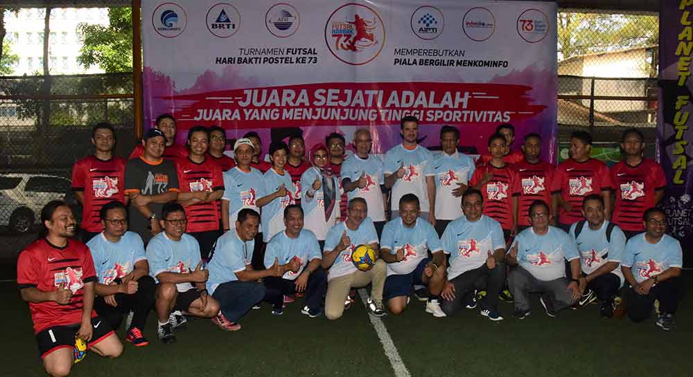 Sesditjen SDPPI R. Susanto berfoto bersama panitia Hari Bakti Postel 2018 dan perwakilan tim peserta usai membuka pertandingan fustal Hari Bakti Postel ke73 Tahun 2018 di Planet Futsal Kuningan, Jakarta Selatan, Sabtu (15/9/2018).