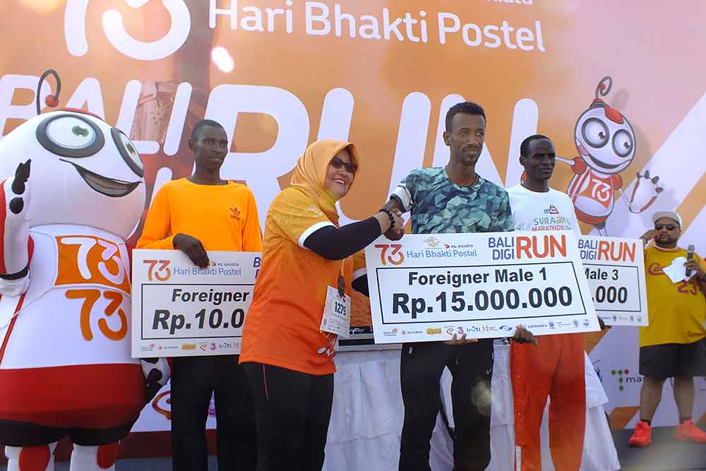 Ilustrasi: Penyerahan hadiah juara Bali Digi Run 2018 untuk kategori Foreigner Male (peserta warga negara asing pria) yang digelar di Nusa Dua, Bali, Minggu (23/9/2018), dalam serangkaian Hari Bhakti Postel ke-73 tahun 2018.