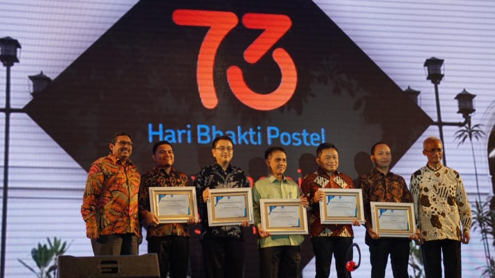 Ilustrasi: Dirjen SDPPI, Ismail dan Dirut Pt. Posindo Gilarsih mengapit penerima penghargaan SKKNI