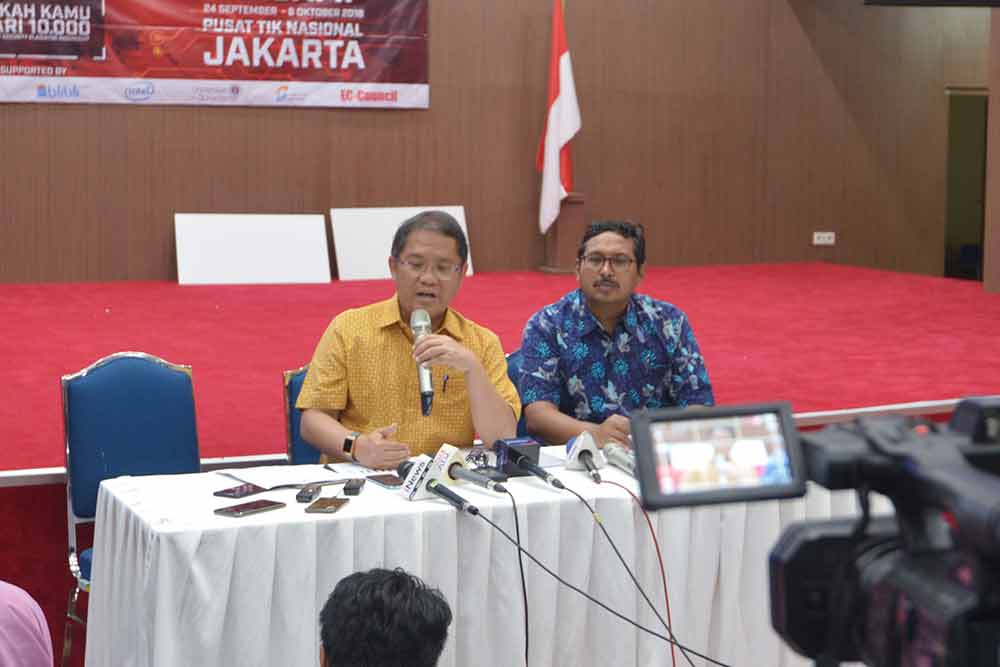 Menkominfo Rudiantara (kiri) didampingi Dirjen SDPPI Ismail pada Jumat (5/10/2018) di Kantor Kemkominfo di Jakarta menggelar jumpa pers mengenai perkembangan terbaru pemulihan jaringan telekomunikasi di Sulteng pascagempa dan tsunami.