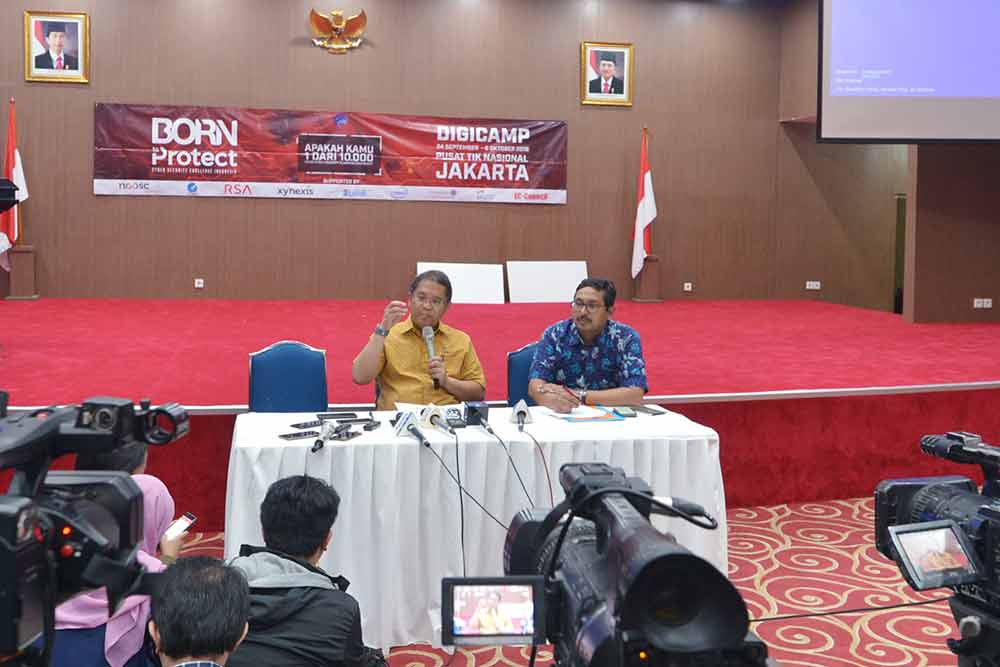 Menkominfo Rudiantara (kiri) bersama Dirjen SDPPI Ismail dalam jumpa pers di Kantor Kemkominfo, Jakarta, Jumat (5/10/2018). Dalam kesempatan itu Rudiantara menjelaskan mengenai perkembangan terkini pemulihan jaringan telekomunikasi di Sulawesi Tengah pascabencana gempa dan tsunami 28 September 2018.