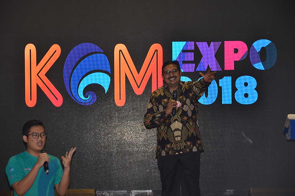 Dirjen SDPPI Ismail (kanan) sedang memberikan kuis kepada siswa SMK yang hadir dalam Kominfo Expo 2018 di Lapangan Anantakupa, Kemkominfo, di Jakarta, Senin (26/11/2018).