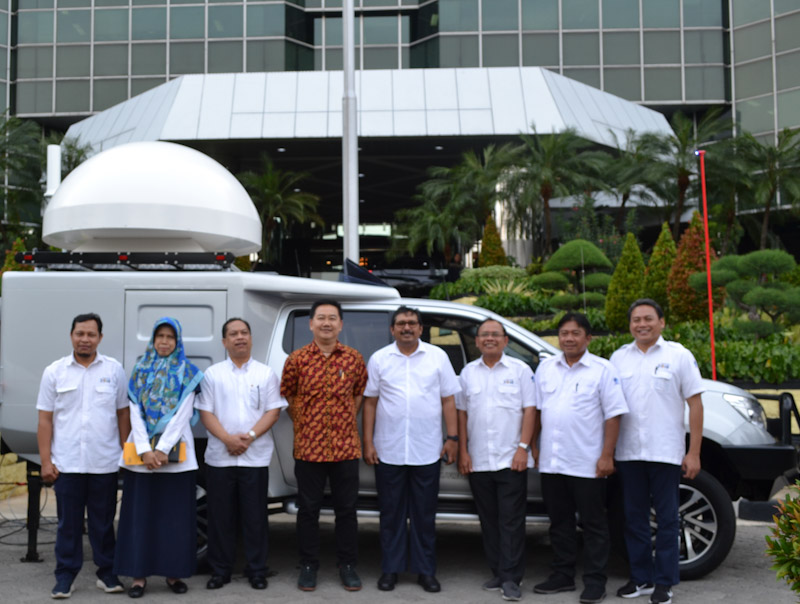 Dirjen SDPPI Ismail bersama jajarannya berfoto di depan Mobil Stasiun Monitoring Bergerak yang akan dikirim ke Balmon Semarang, dalam inspeksi di Jakarta, Senin (17/12/2018).