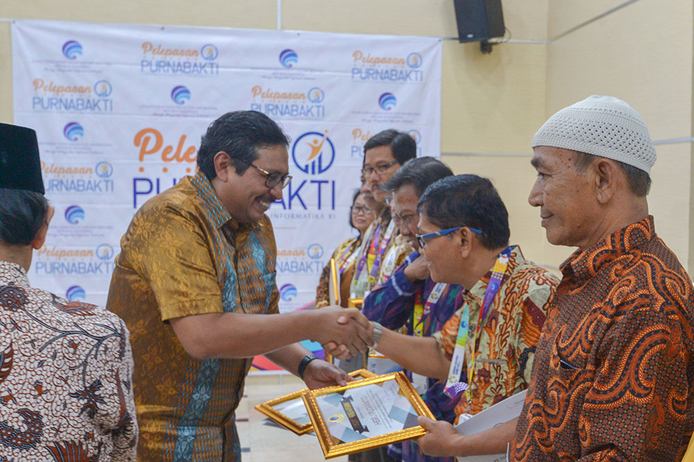 Ilustrasi: Plt. Sekjen Kemkominfo Ismail menyerahkan piagam penghargaan kepada perwakilan 16 pegawai Kemkominfo yang memasuki masa pensiun pada 1 Januari 2019, di Ruang Roeslan Abdulgani, Kantor Kemkominfo, di Jakarta, Jumat (28/12/2018).