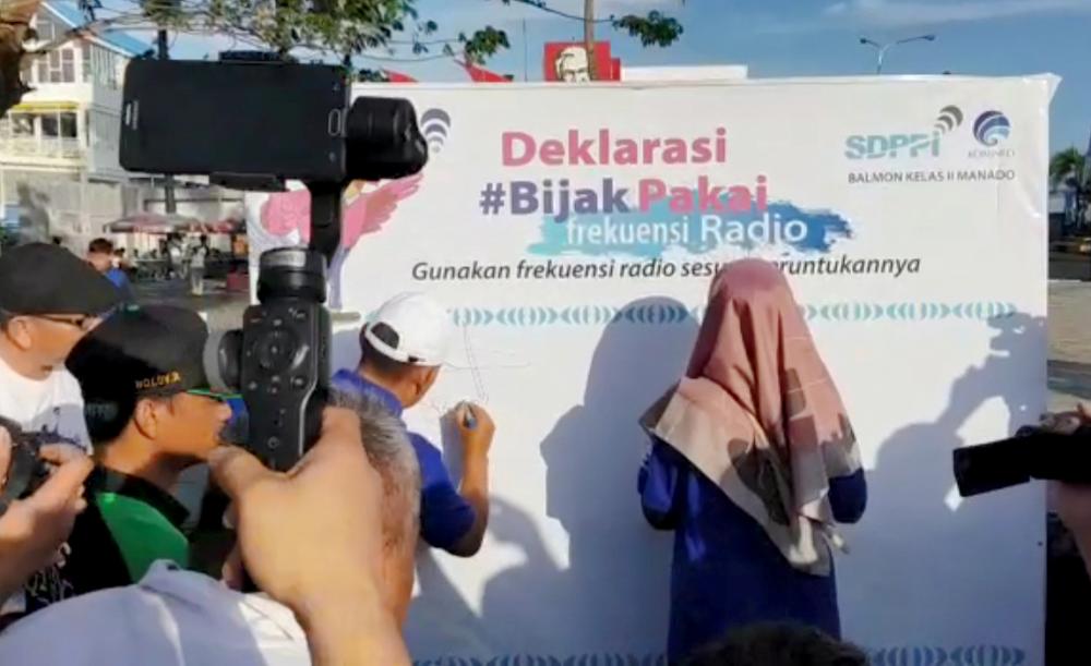 Plt. Direktur Pengendalian SDPPI Nurhaedah dan Ka Balmon Manado Supriyadi mengawali penandatanganan Deklarasi Bijak Menggunakan Frekuensi di event sosialisasi oleh Balmon Manado pada Sabtu (23/3/2019).