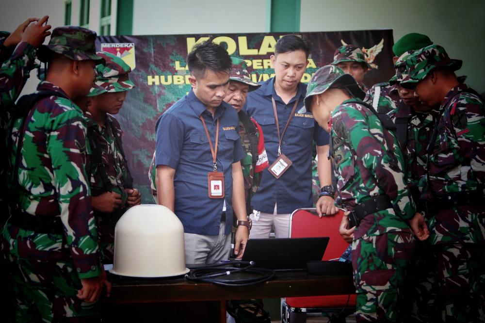 Ilustrasi: Personil Balmon Kelas II Manado (baju biru) melakukan latihan bersama tentang teknis peperangan elektonika dengab Hubdam XIII/Merdeka di  Manado, Selasa (20/8)