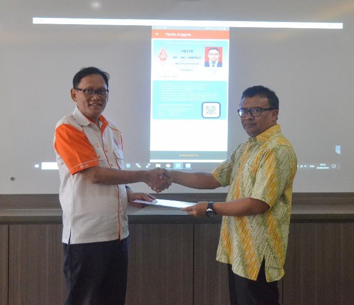 Ilustrasi: Direktur Operasi Sumber Daya, Dwi Handoko menyerahkan E-KTA kepada Sekjen ORARI Suryo Susilo dalam peluncuran E-KTA bertempat di Gedung Menara Merdeka lantai 11, Jakarta (20/09/2019).