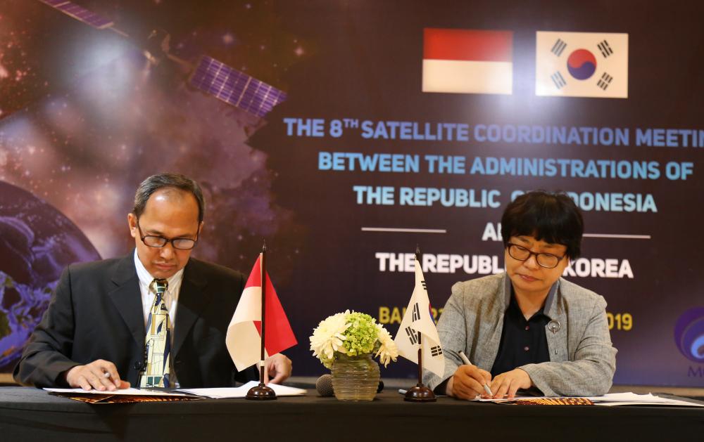 Kepala Delegasi Indonesia Mr Mulyadi (kiri) dan Kepala Delegasi Korea Ms  LEE Keounghee (kanan) menandatangani summary record koordinasi satelit Indonesia – Korea (27/09/2019)