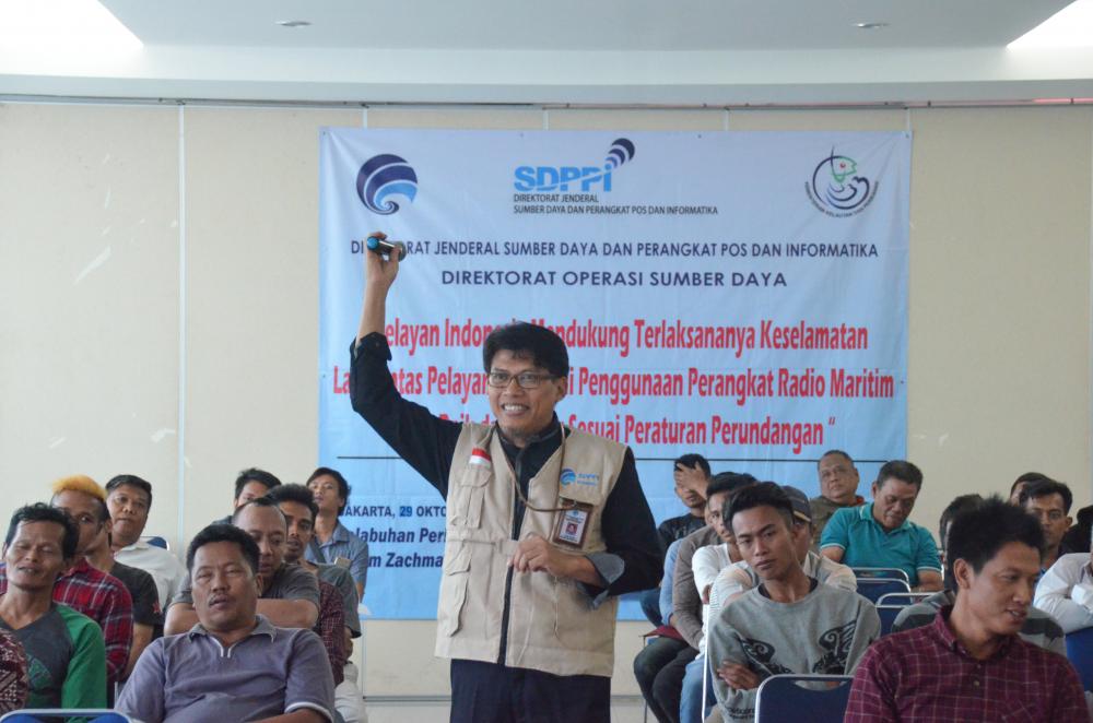 Ilustrasi: Dodik Sudiyono memberi penjelasan kepada para nelayan mengenai gangguan frekuensi radio, regulasi radio dan tata cara komunikasi radio kepada para nelayan di Muara Baru, Jakarta (29/10/2019).
