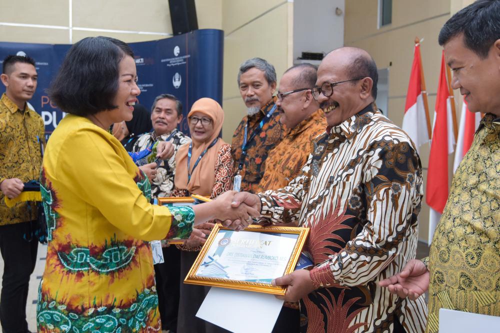 Sekjen Kemkominfo memberikan piagam penghargaan kepada Kabalmon Yogyakarta pada pelepasan Purnabakti di Jakarta.