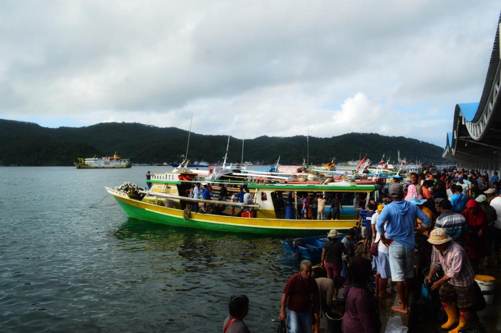  8 (Delapan) Izin Stasiun Radio [ISR] Kapal Laut di Serahkan kepada Nelayan dalam acara Sosialisasi Pembukaan Loket Layanan Maritim On The Spot [MOTS] di Pelabuhan Perikanan Samudera Bitung. Manado (25/02/2020)