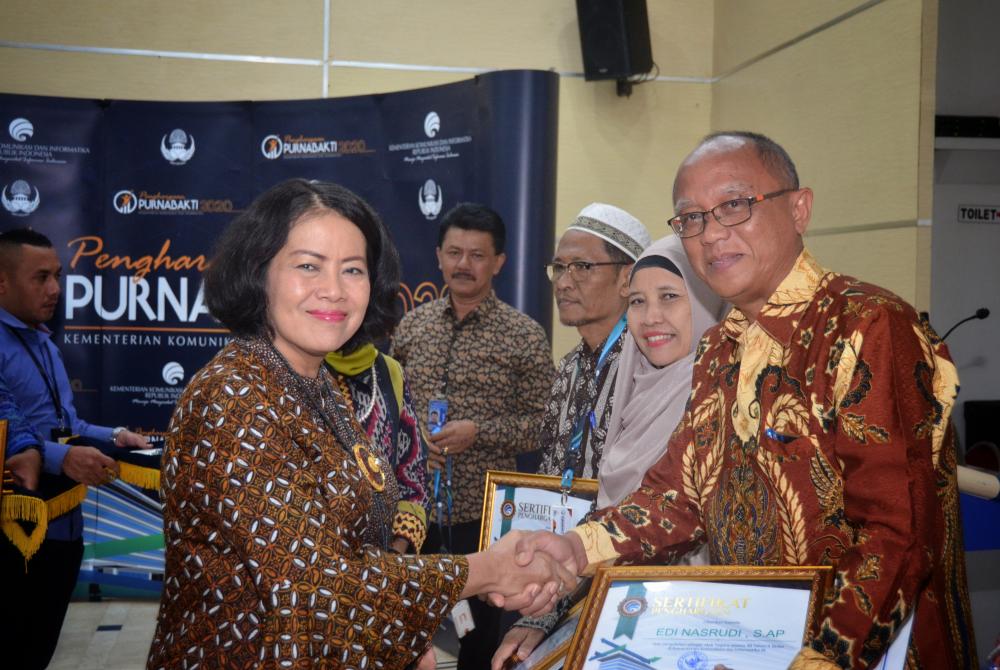 Sekretaris Jenderal Kementerian Komunikasi dan Informatika Rosarita Niken Widiasti merikan selamat kepada Edi Nasrudi salah satu pegawai yang memasuki purnabakti dari Direktorat Pengendalian SDPPI, Ditjen SDPPI, Jumat (28/2/2020).
