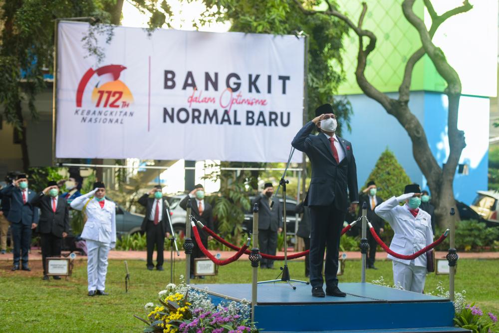 Menteri Kominfo beserta peserta upacara memberi penghormatan kepada bendera Merah Putih dalam Upacara Peringatan Harkitnas di Lapangan Anantakupa, Rabu (20/05/2020).