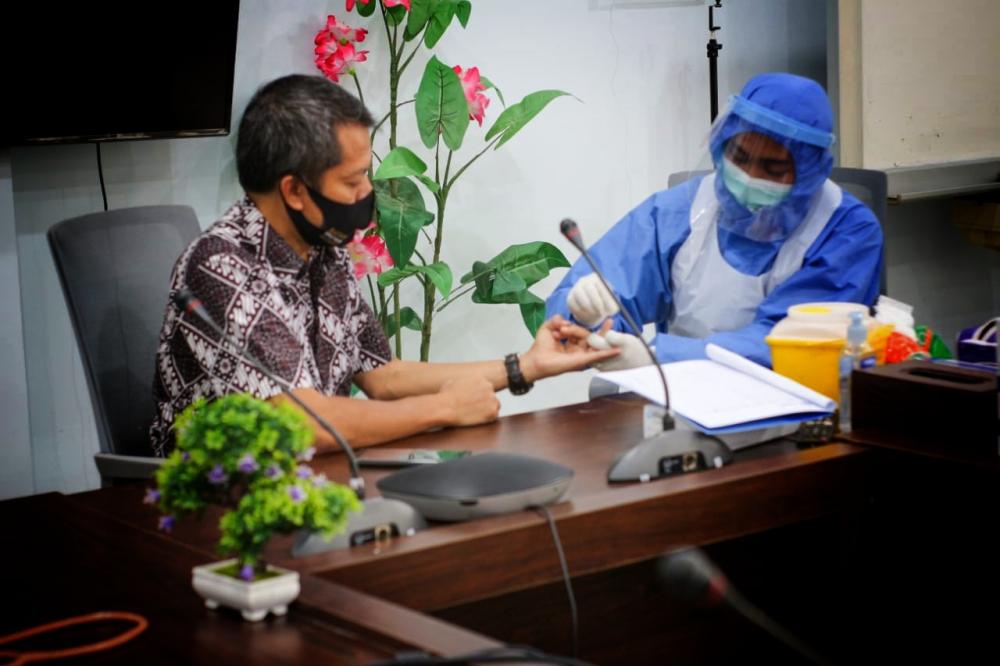 Kepala Balai Monitor Spektrum Frekuensi Radio (SFR) Kelas II Batam Abdul Salam saat mennalani rapid teat di kantor UPT Batam, Jumat 4/08/2020. Sebanyak 38 pegawai menjalani rapid test guna mendeteksi dan mencegah penyebaran Covid-19.