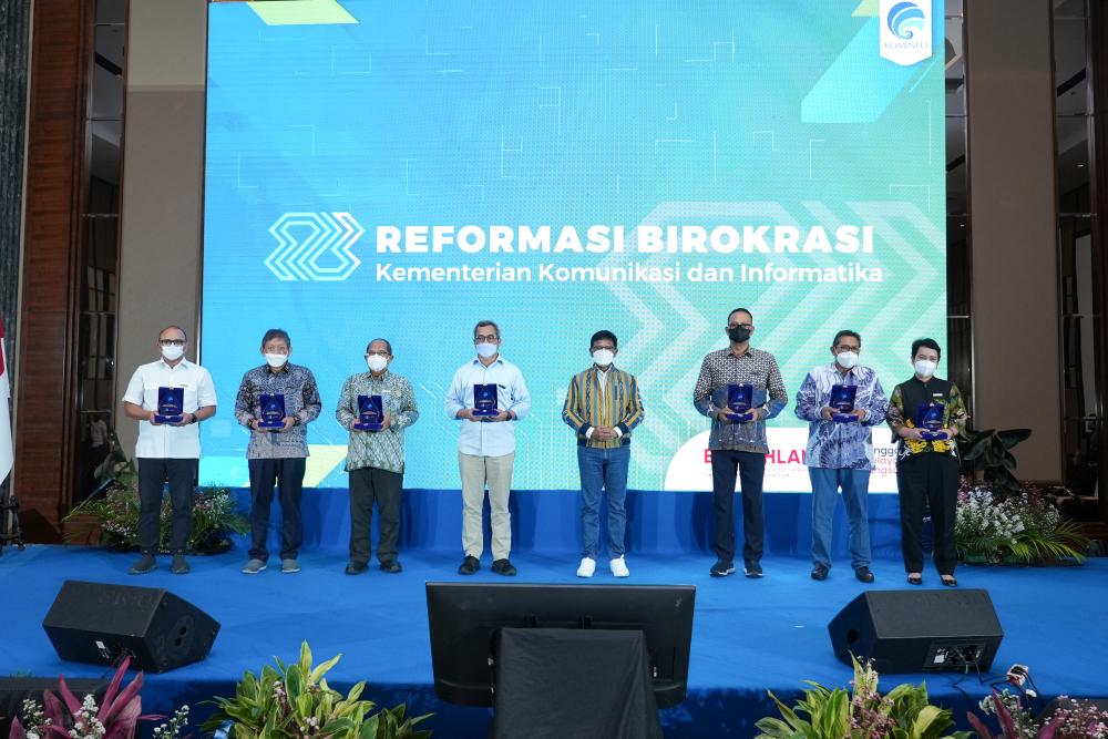 Ditjen SDPPI Ismail, dua dari kanan, menerima penghargaan atas prestasi Unit Kerja Ditjen SDPPI memperoleh penghargaan terbanyak dari instansi di luar Kemkominfo, Kamis (11/08/2022).