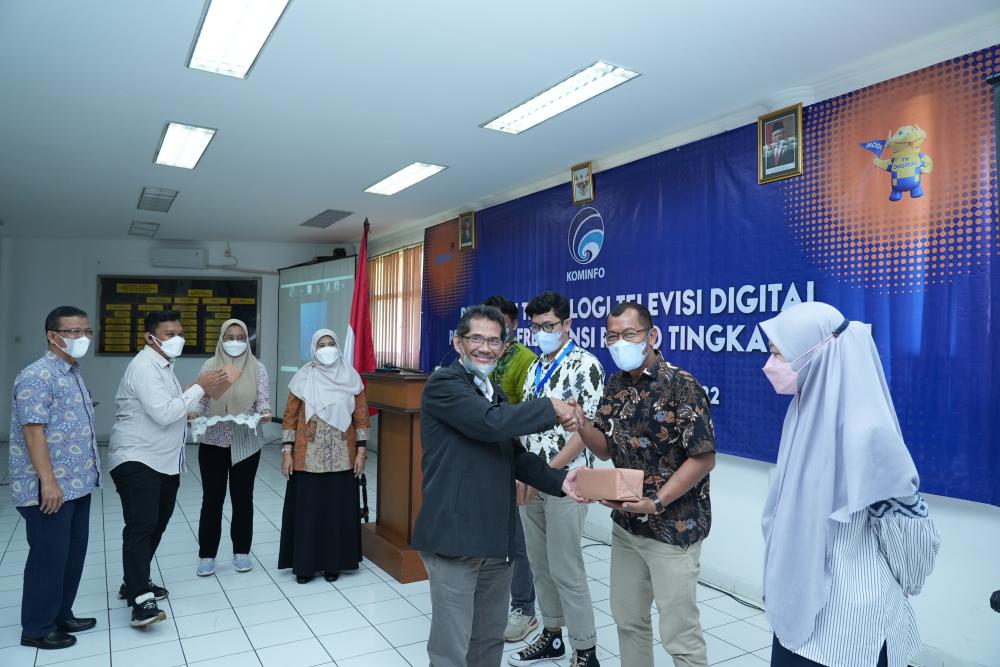 Untung Widodo selaku instruktur pelatihan Teknologi TV Digital memberi apresiasi kepada salah satu peserta pelatihan, Jum'at (23/09/2022).