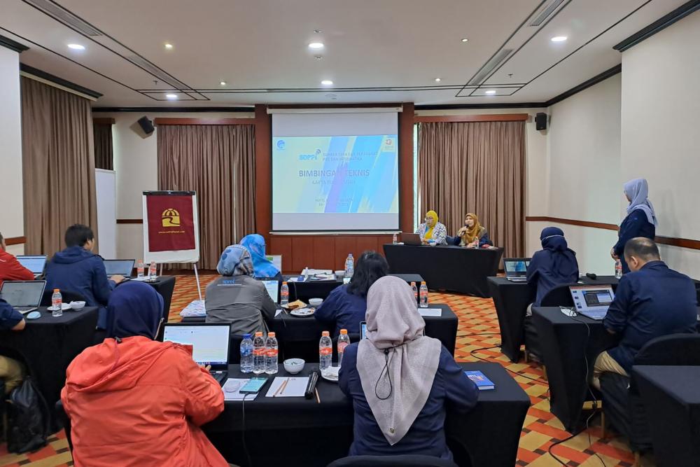 Ketua Tim Manajemen SDM, Organisasi dan RB Siti Chadidjah memberi sambutan dalam kegiatan pelatihan Karya Tulis Ilmiah, Rabu (15/03/2023).