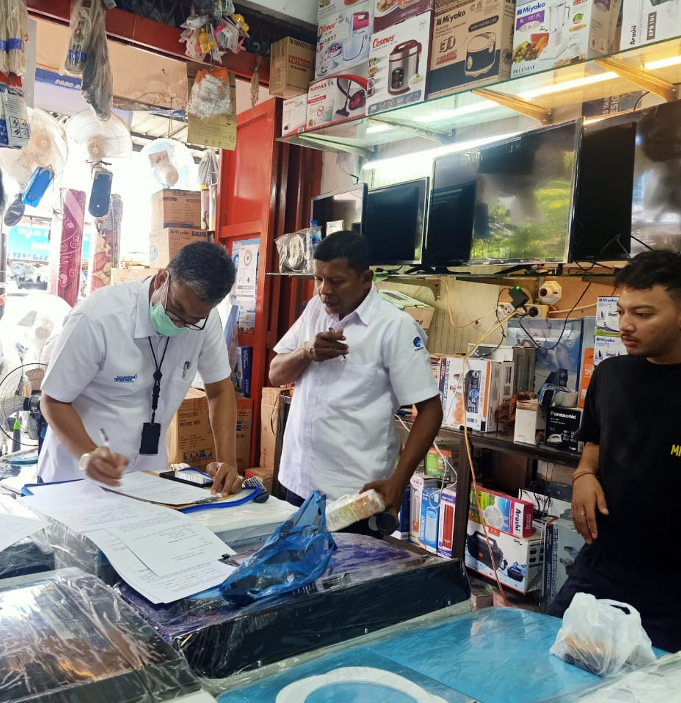 Tim Balmon Aceh didampingi oleh Ditreskrimsus Polda Aceh dan Hubdam Iskandar Muda melakukan pemeriksaan perangkat telekomunikasi yang dijual di salah satu toko elektronik.