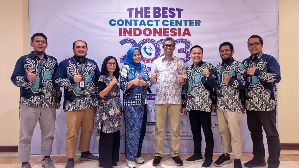 Ilustrasi: Andi Anugrah (tengah), Ketua ICCA (Indonesia Contact Center Association) diapit Tim Pelayanan Publik Ditjen SDPPI yang diketuai Fidya Ernawati (berkerudung) pada rangkaian kegiatan The Best Contact Center Indonesia.