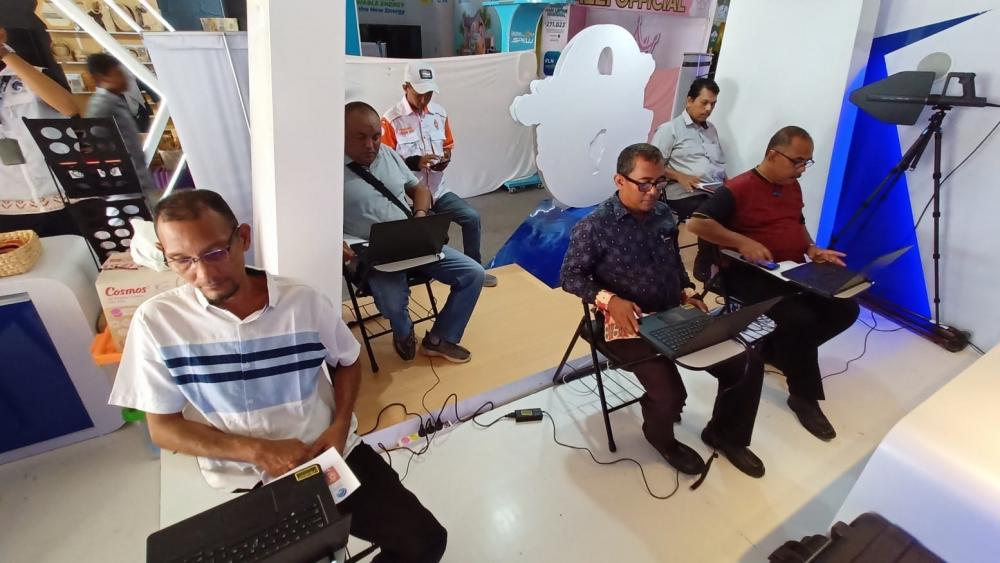 Para peserta UNAR Reguler sedang mengikuti ujian di stand Balmon Aceh Ditjen SDPPI, Kamis (09/11/2023).