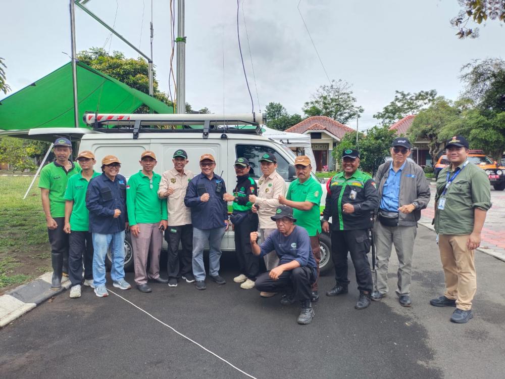 Direktur Operasi Sumber Daya Dwi Handoko berpose bersama Tim  saat simulasi Dukungan Komunikasi Kebencanaan yang berlangsung di Yogyakarta, Minggu - Senin (10-11 Desember 2023).