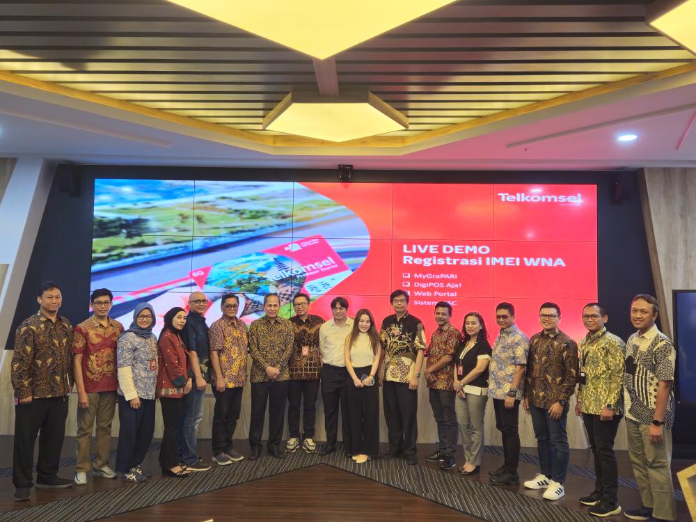 Ilustrasi: Direktur Standardisasi PPI Mulyadi (no 7 dari kiri) bersama Tim Ditjen SDPPI dan Tim PT. Telkomsel dalam Live Demo IMEI Self Registration di Jakarta Jum'at (15/12/2023).