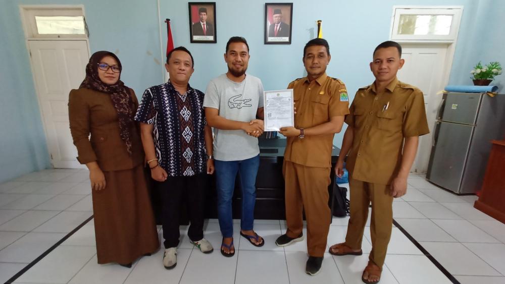 Ilustrasi: Kepala Balmon Banda Aceh Luthfi mendampingi penyerahan sertifikat dari Kepala Dinas Kelautan dan Perikanan Kab. Aceh Jaya, Teuku Ridwan kepada  pemilik kapal nelayan Maimun Bahri, di kantor Dinas Kelautan dan Perikanan Kab. Aceh Jaya pada Selasa (23/01/2024).