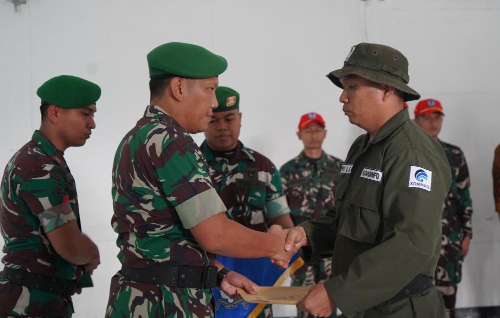 Ilustrasi: Letkol Chb Vance Deddy P. Siregar memebrkan selamat pada perwakilan siswa  sat penutupan orientation training pegawai PPPK Ditjen SDPPI di Pusdikhub Kodiklat Angkatan Darat pada Sabtu (27/01/2024).